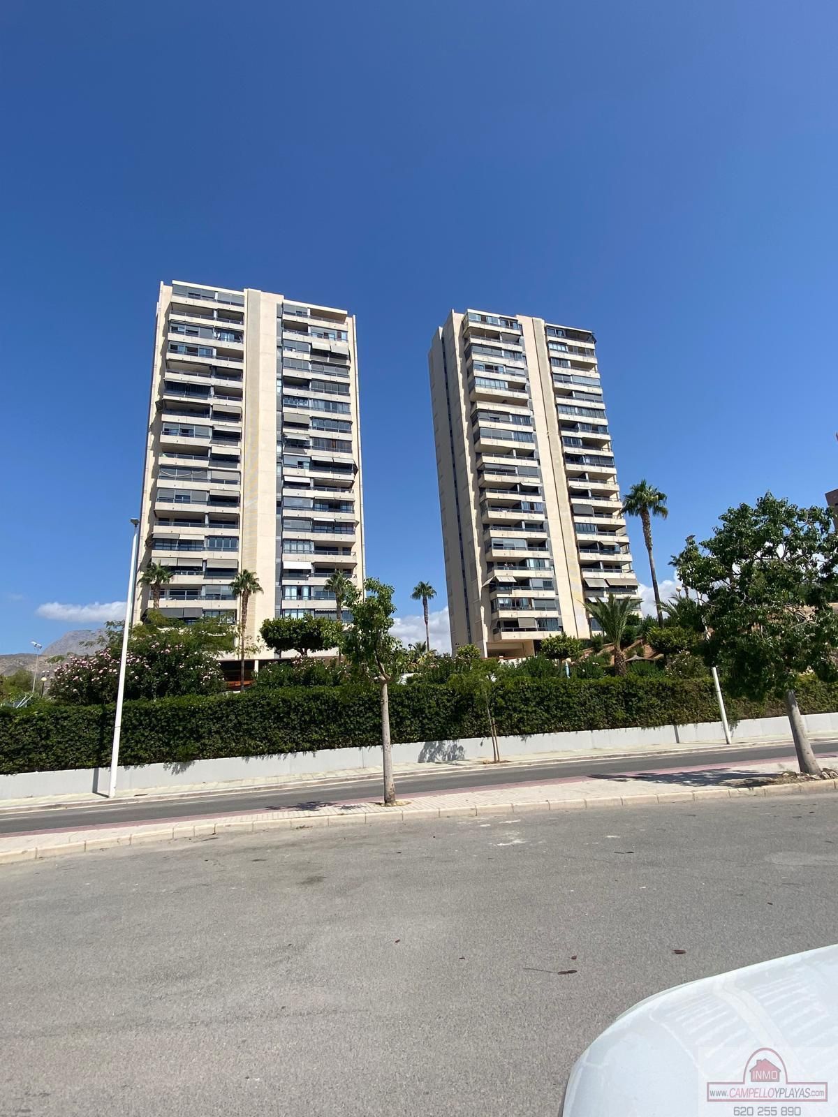 Vista exterior de Piso en venta en Benidorm con Piscina comunitaria