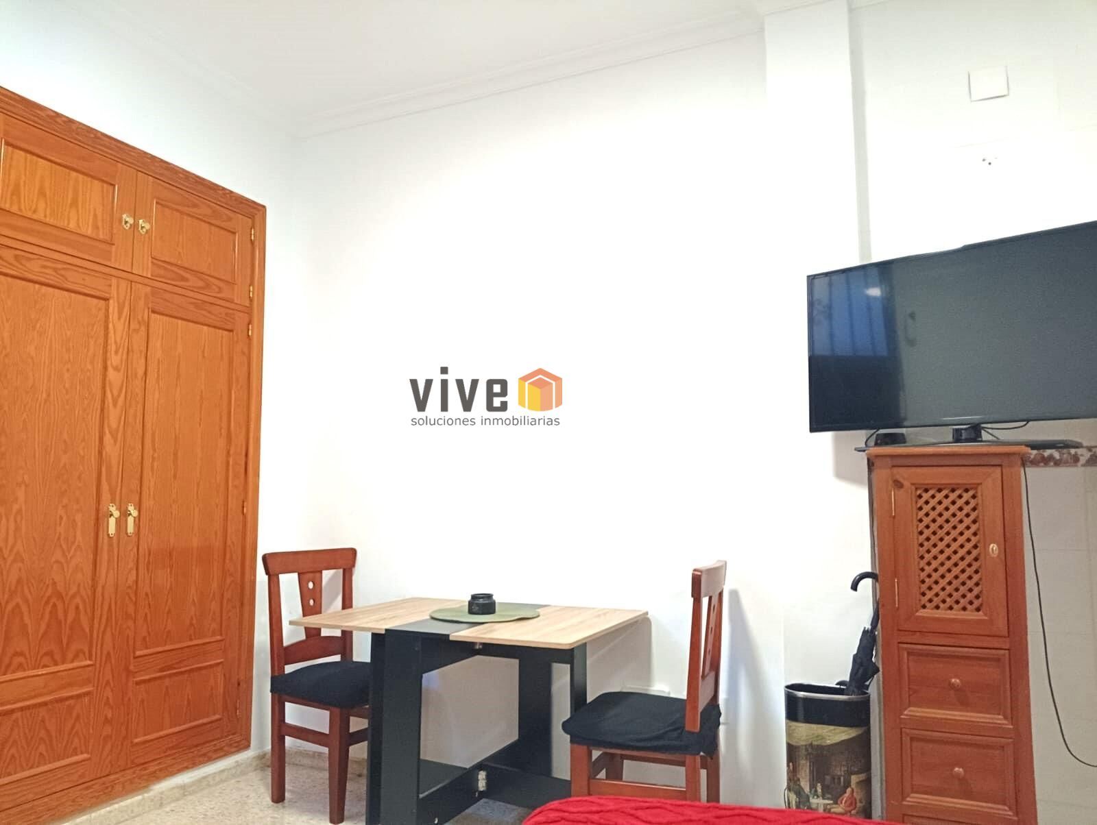 Bedroom of Flat for sale in  Sevilla Capital  with Air Conditioner and Alarm