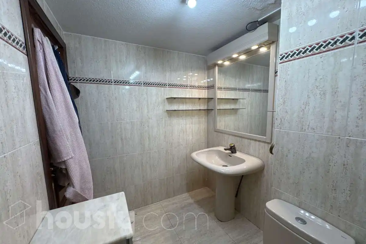 Baño de Piso de alquiler en Torrejón de Ardoz con Calefacción, Parquet y Terraza