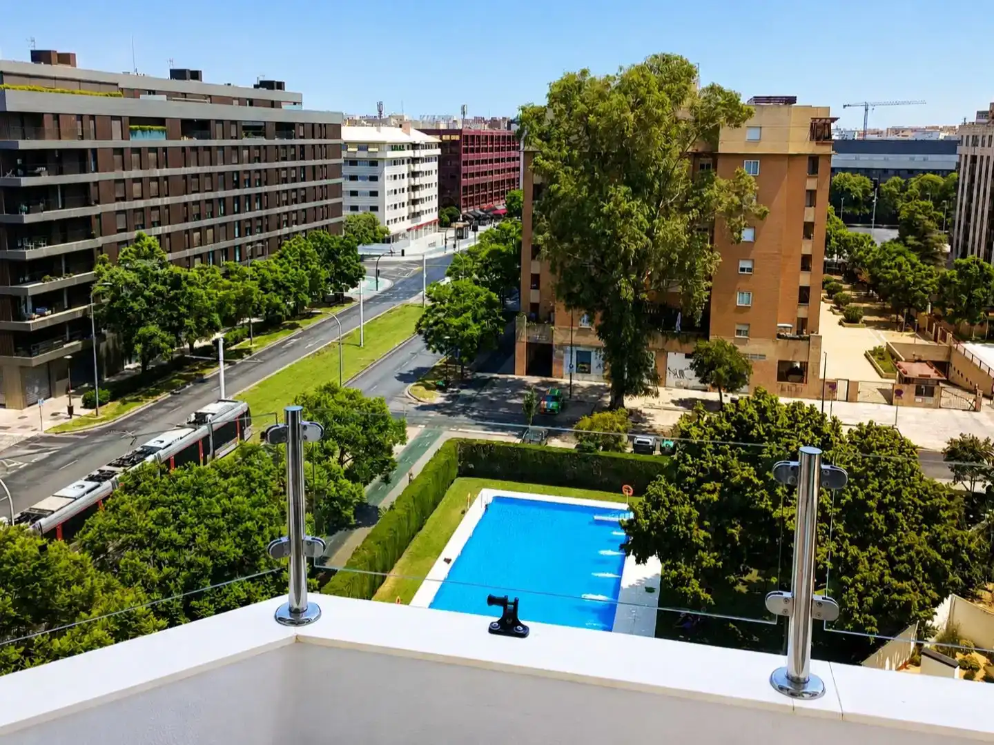 Außenansicht von Wohnung zur Miete in Sevilla mit Klimaanlage, Schwimmbad und Möbliert