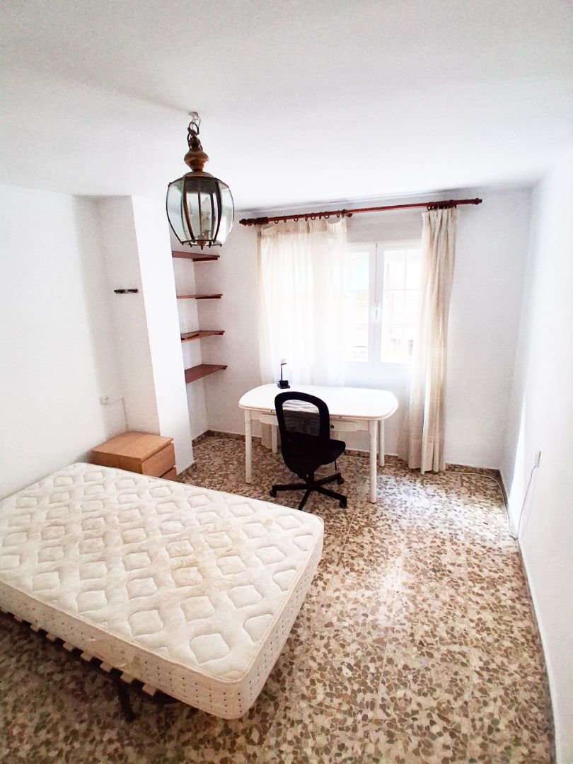 Bedroom of Flat to rent in  Granada Capital  with Heating, Furnished and Washing machine