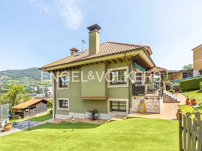 Vista exterior de Casa o xalet en venda en Oviedo  amb Calefacció, Jardí privat i Terrassa