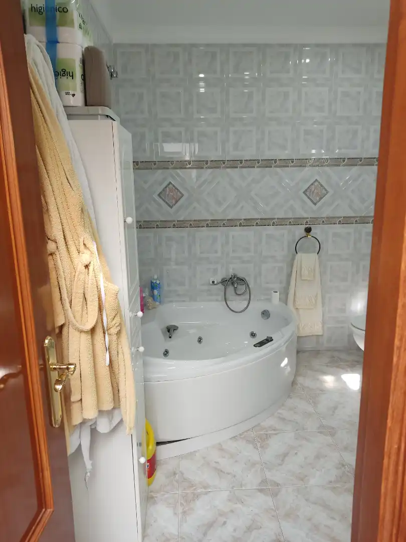 Badezimmer von Einfamilien-Reihenhaus zum Verkauf in Barbate mit Klimaanlage, Heizung und Terrasse