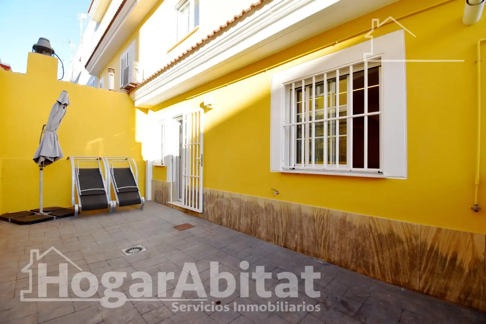 Außenansicht von Einfamilien-Reihenhaus zum Verkauf in Cullera mit Heizung, Terrasse und Abstellraum