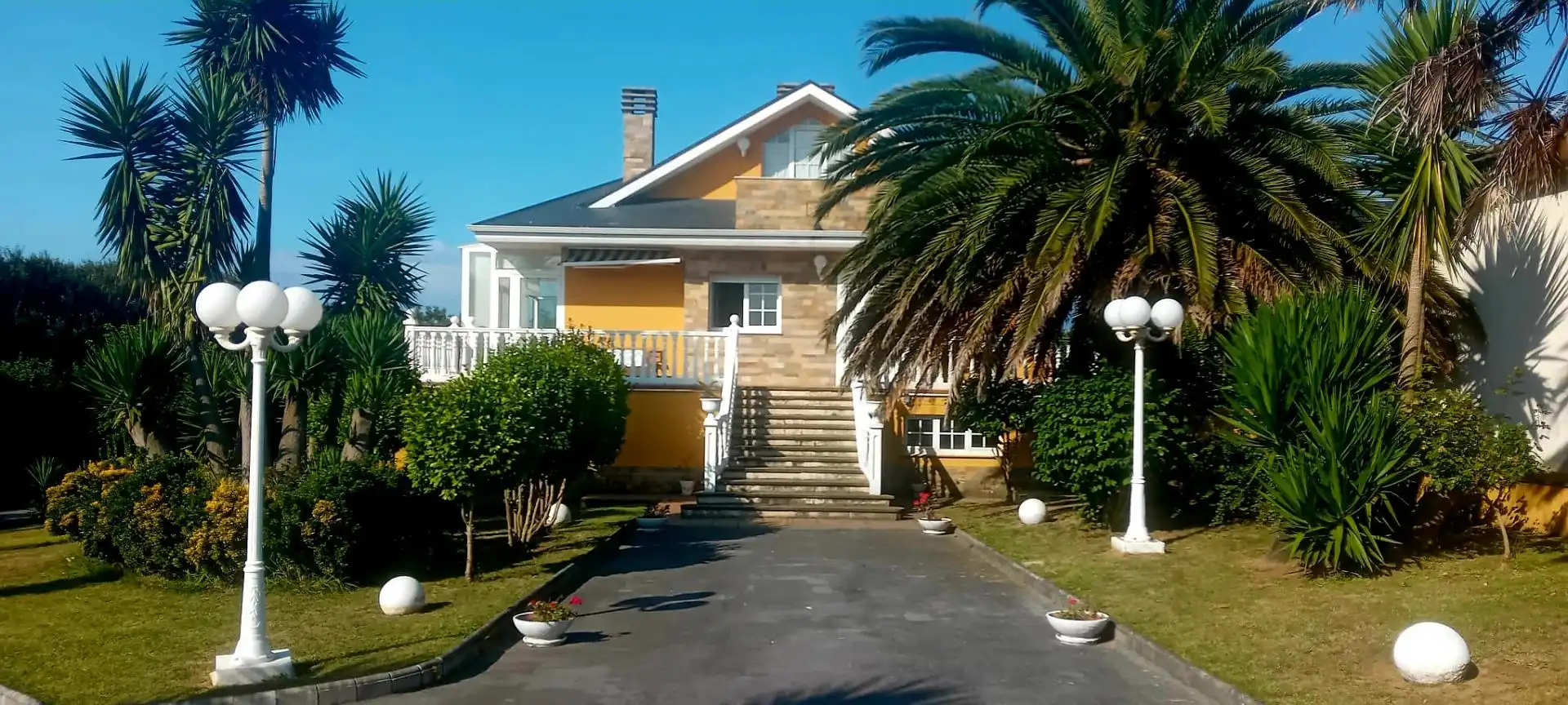 Vista exterior de Casa o chalet en venta en El Franco  con Calefacción, Jardín privado y Terraza