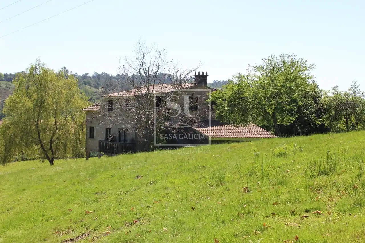 Außenansicht von Country house zum Verkauf in A Lama   mit Privatgarten