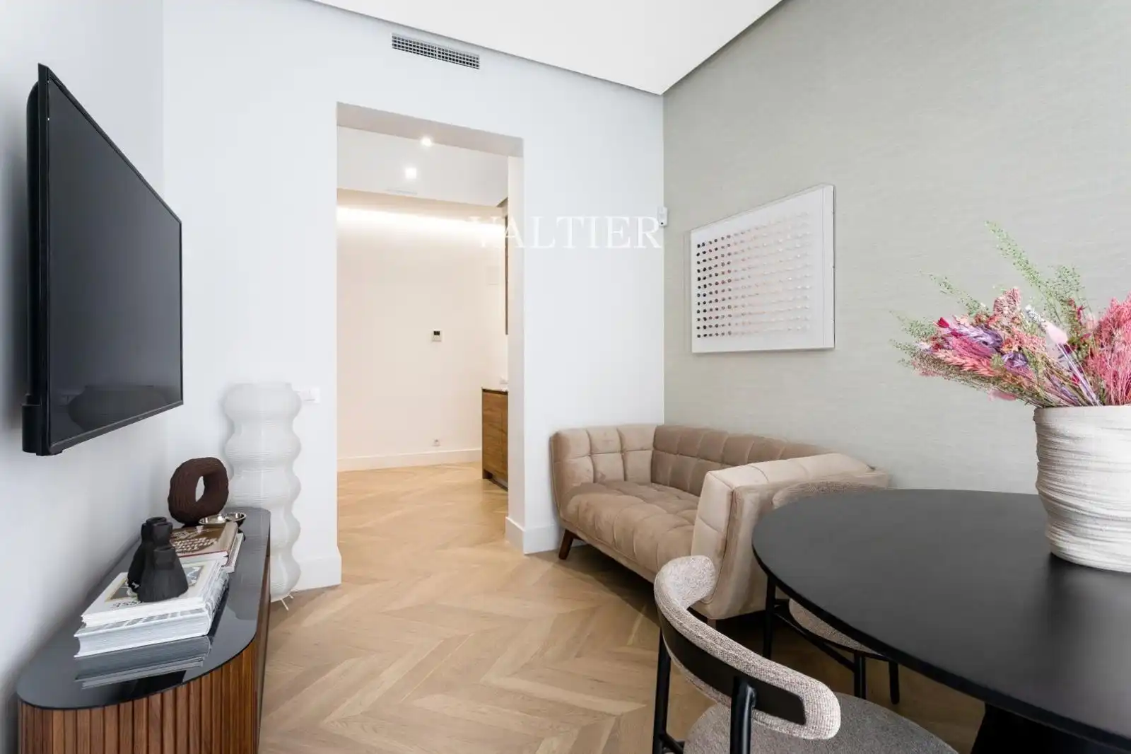 Living room of Flat for sale in Madrid  with Terrace and Furnished