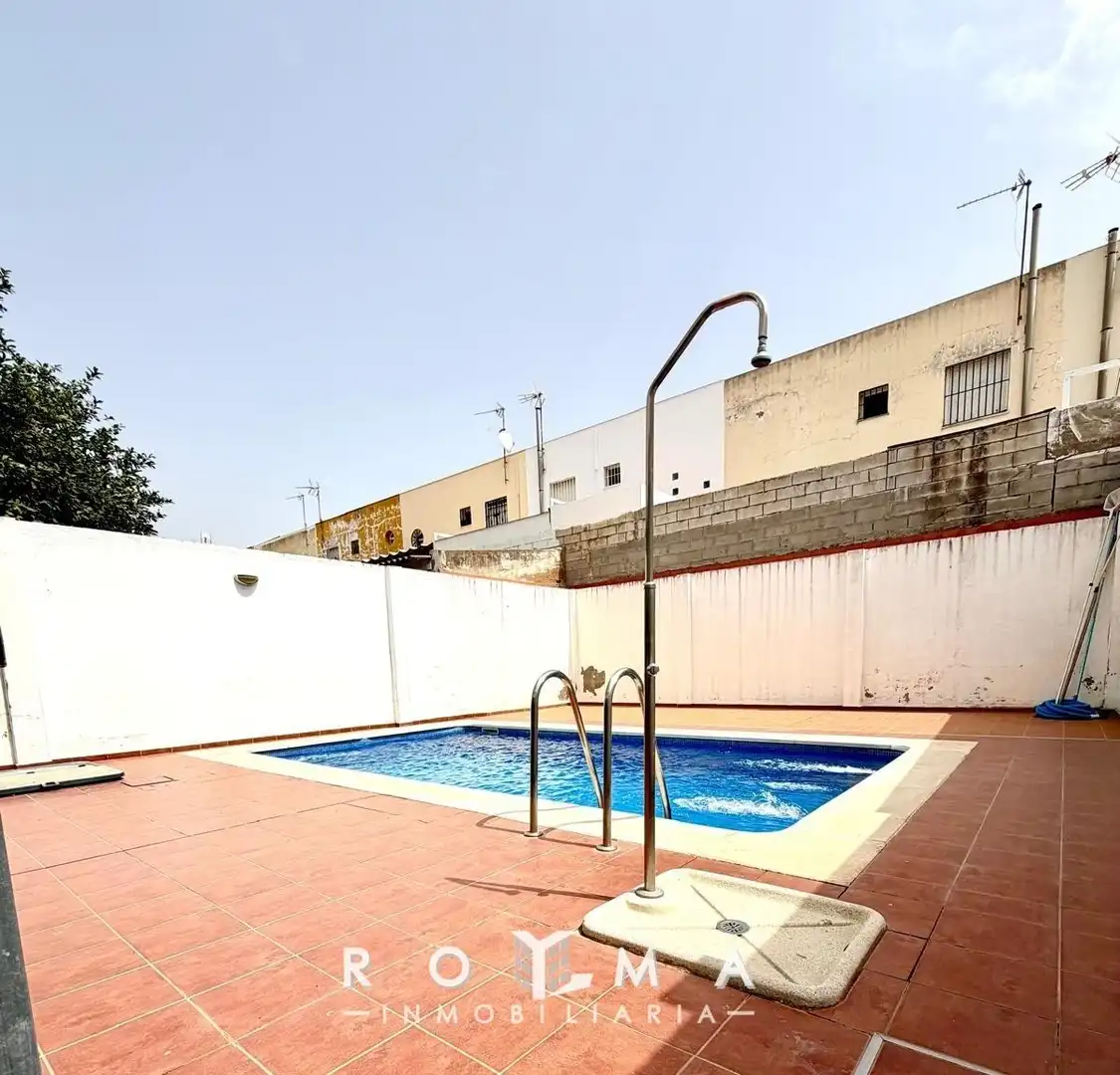 Piscina de Estudi en venda en Dos Hermanas amb Aire condicionat, Traster i Piscina comunitària