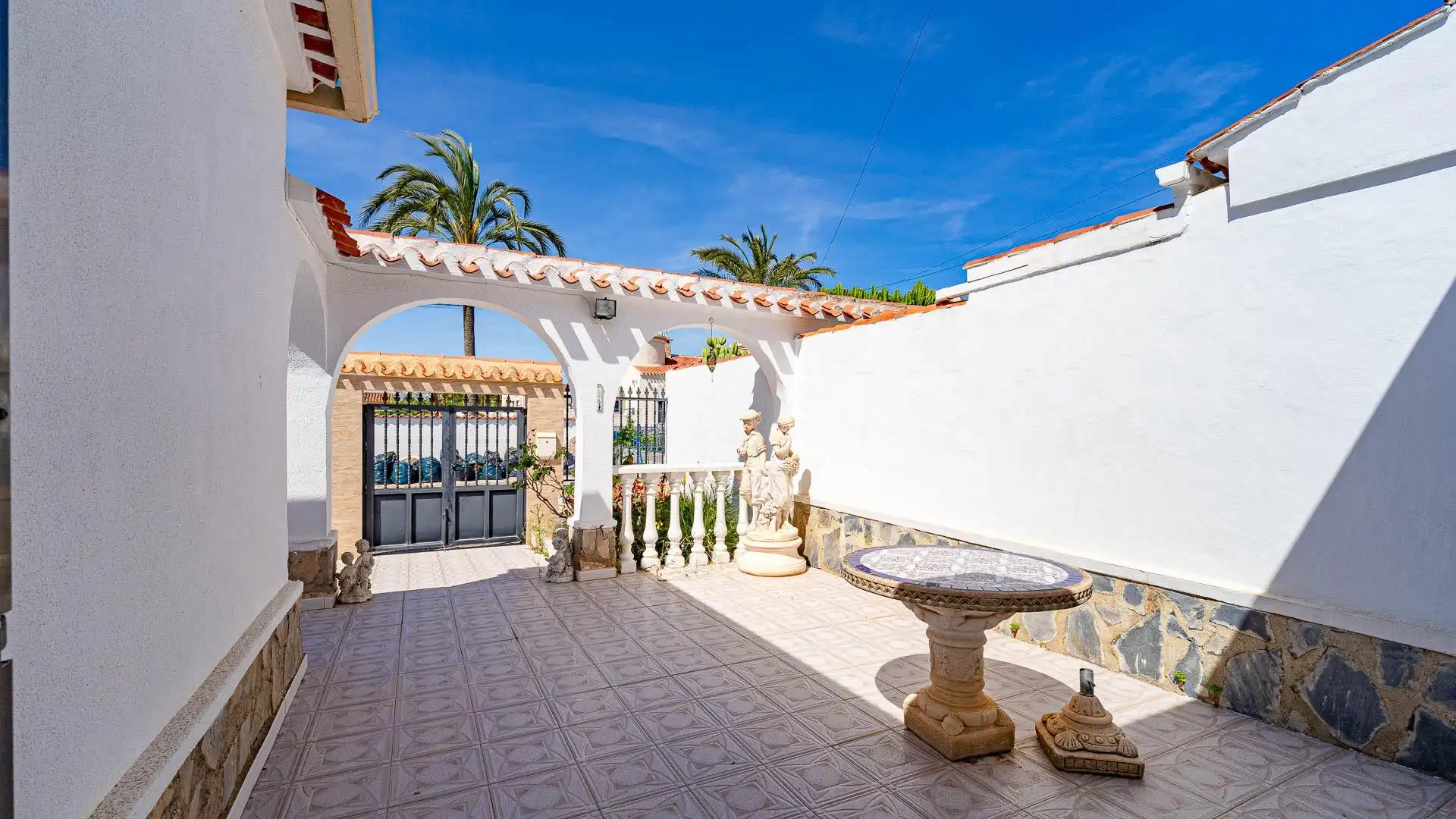 Terraza de Casa adosada en venta en Torrevieja con Jardín privado, Trastero y Piscina