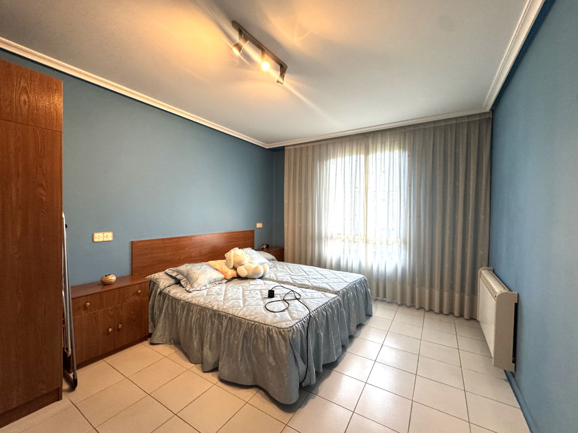 Dormitori de Apartament en venda en Oviedo  amb Calefacció, Parquet i Moblat