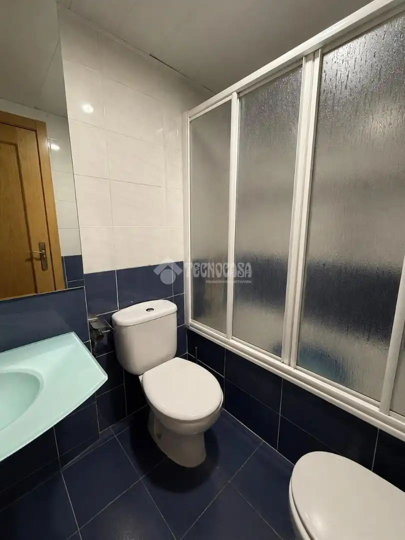 Bathroom of Flat for sale in Madrid  with Air Conditioner and Community pool