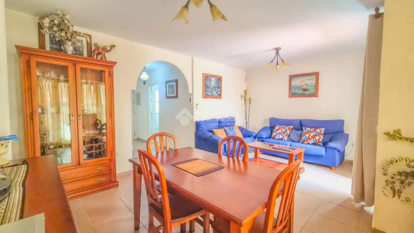Sala d'estar de Casa adosada en venda en Rota
