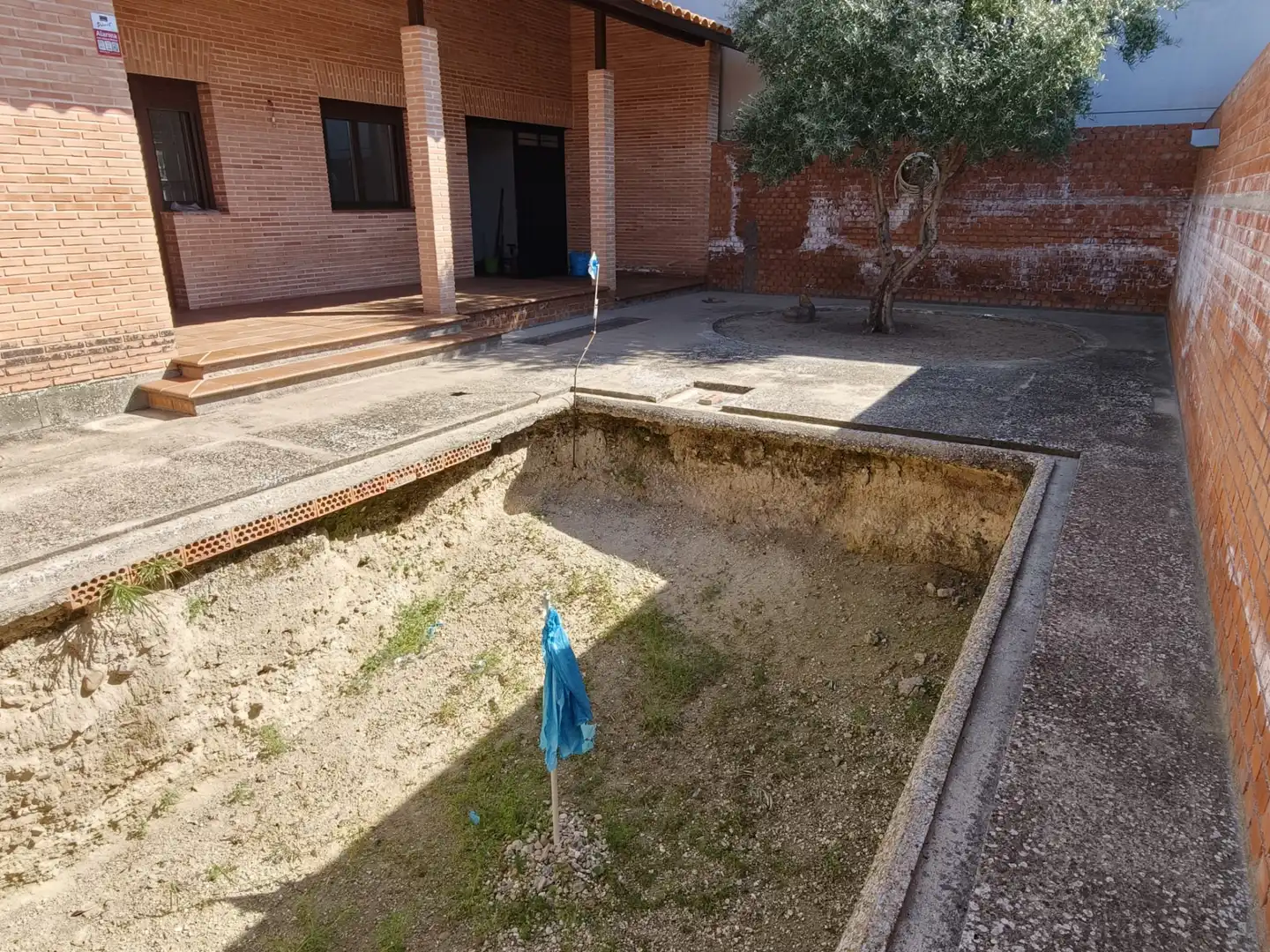 Piscina de Casa adosada en venda en Erustes