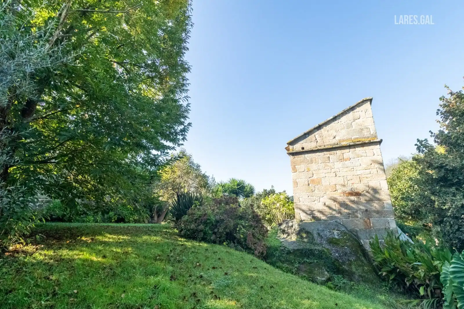 Vista exterior de Edificio en venta en Cangas 