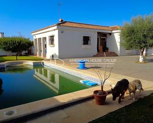 Exterior view of House or chalet for sale in Chiclana de la Frontera  with Air Conditioner, Heating and Private garden