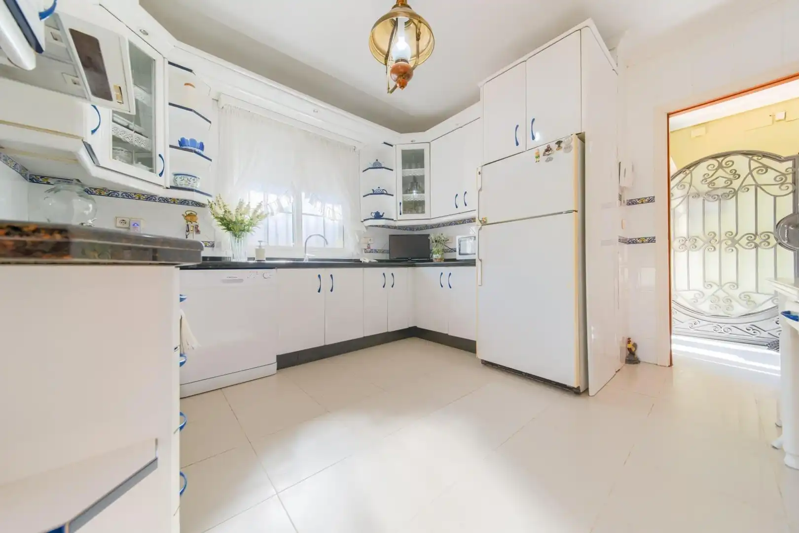 Kitchen of Houses for sale in Espartinas  with Air Conditioner, Private garden and Terrace