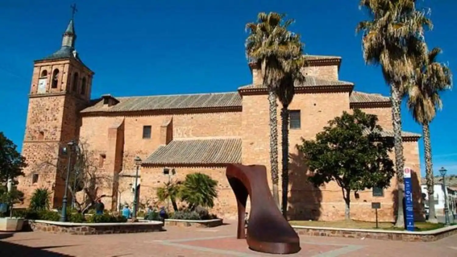 Vista exterior de Casa o xalet en venda en Granátula de Calatrava amb Jardí privat i Traster