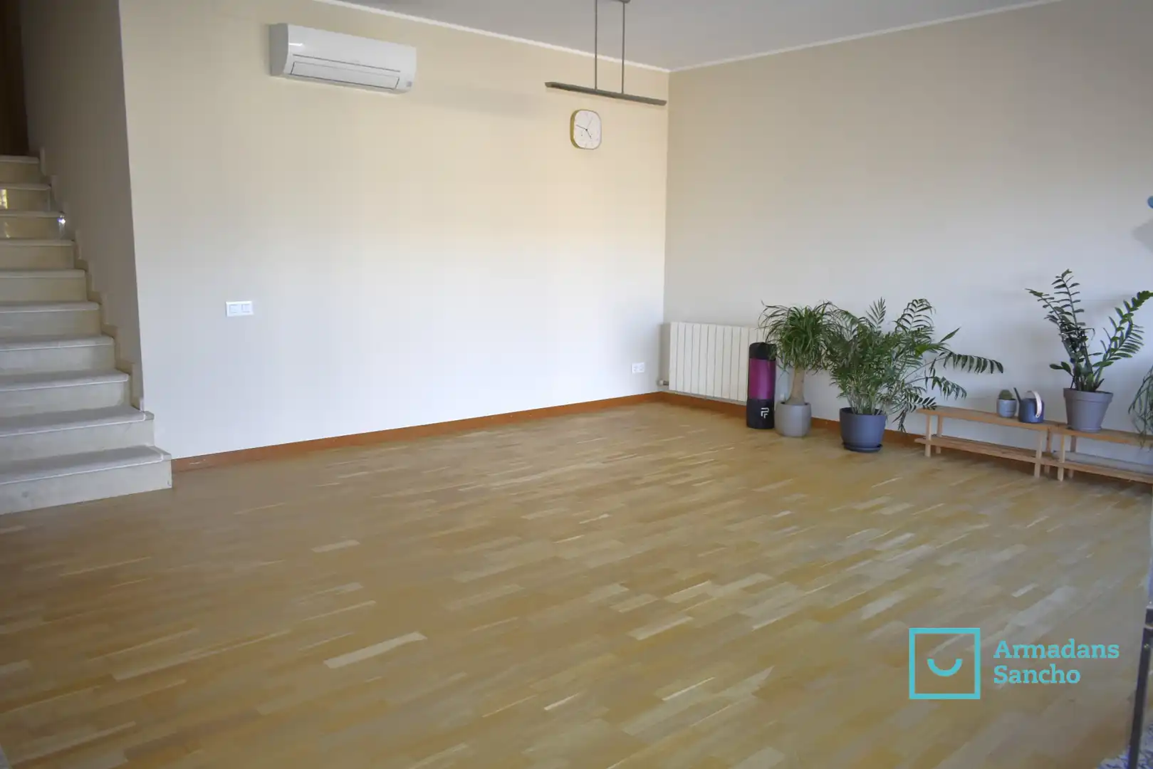 Wohnzimmer von Einfamilien-Reihenhaus zum Verkauf in Tiana mit Klimaanlage, Heizung und Privatgarten