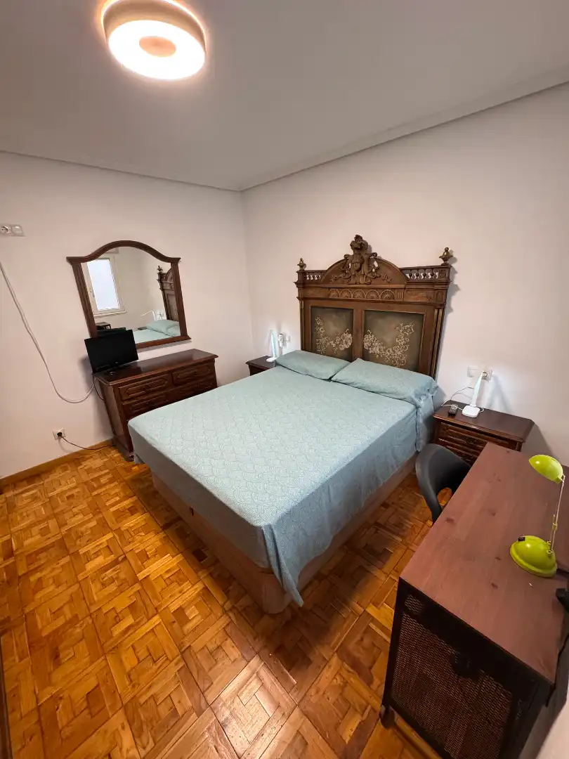 Schlafzimmer von Wohnung zur Miete in Oviedo  mit Heizung, Parkett und Möbliert