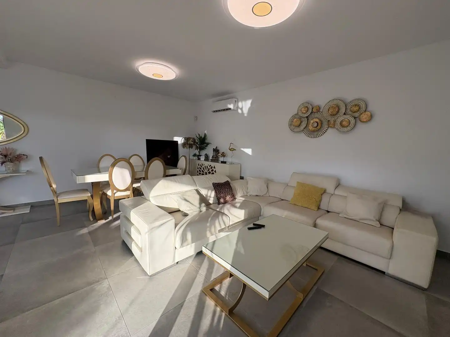 Sala d'estar de Casa o xalet en venda en Chiclana de la Frontera amb Aire condicionat, Jardí privat i Traster