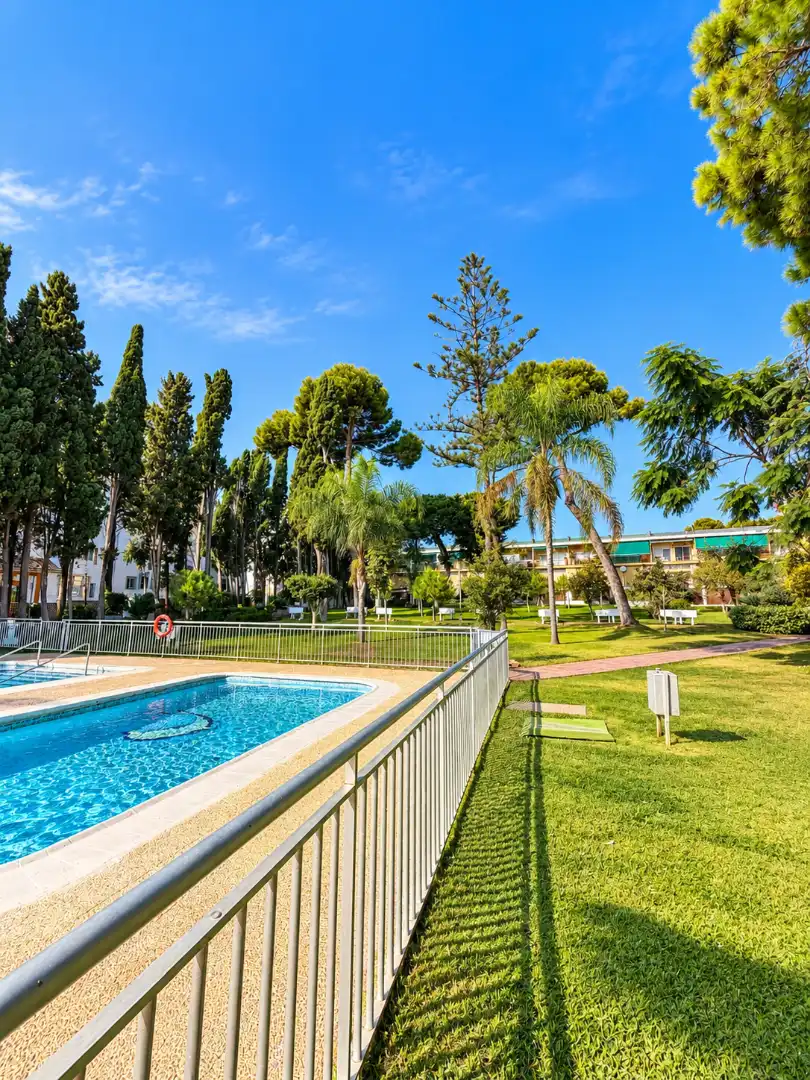 Piscina de Apartament en venda en Torremolinos amb Aire condicionat, Terrassa i Moblat