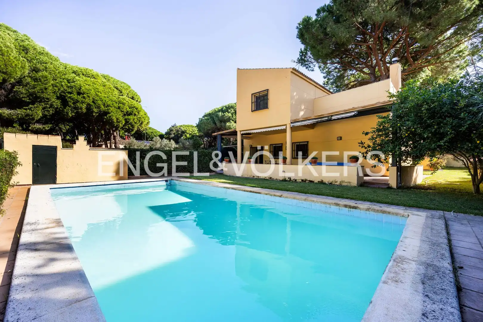 Vista exterior de Casa o xalet en venda en Chiclana de la Frontera amb Aire condicionat, Calefacció i Jardí privat