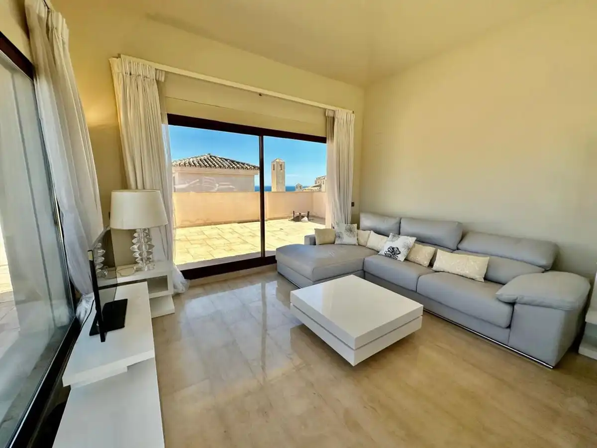 Sala d'estar de Dúplex en venda en Marbella amb Aire condicionat, Terrassa i Traster