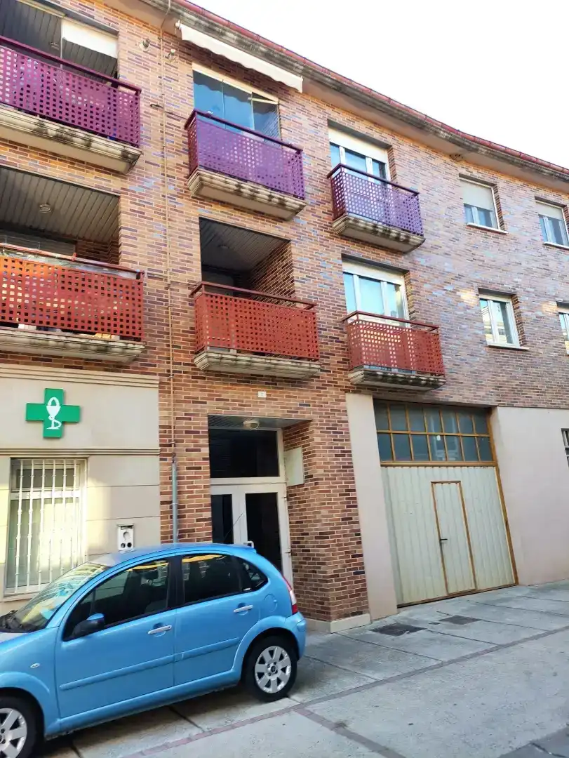 Außenansicht von Wohnung zum Verkauf in Villatuerta mit Parkett, Abstellraum und Ofen