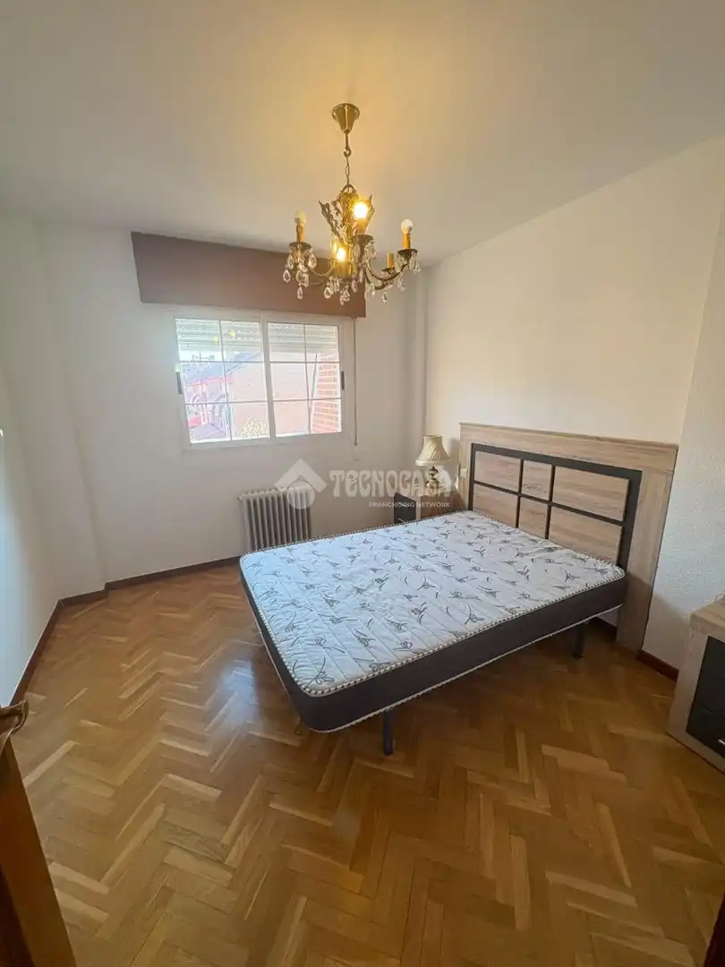 Dormitori de Casa adosada en venda en Valladolid amb Calefacció i Parquet