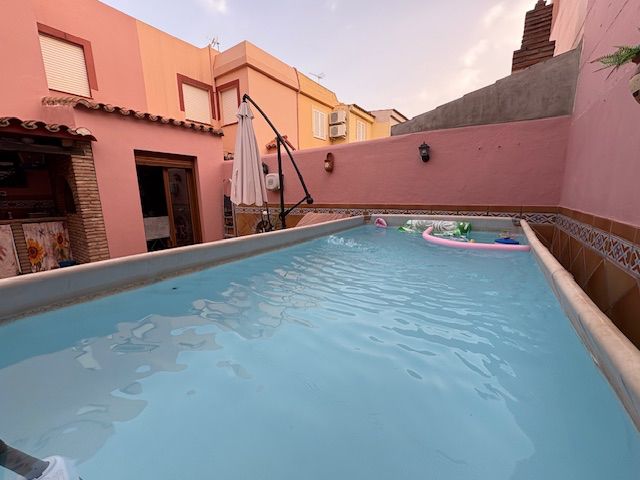 Piscina de Casa adosada en venda en Algeciras amb Aire condicionat, Traster i Piscina