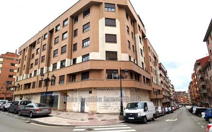 Vista exterior de Pis en venda en Oviedo  amb Calefacció, Parquet i Traster