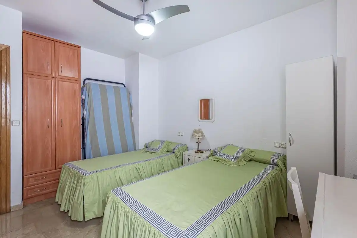 Bedroom of Flat for sale in Granada  with Air Conditioner, Heating and Alarm