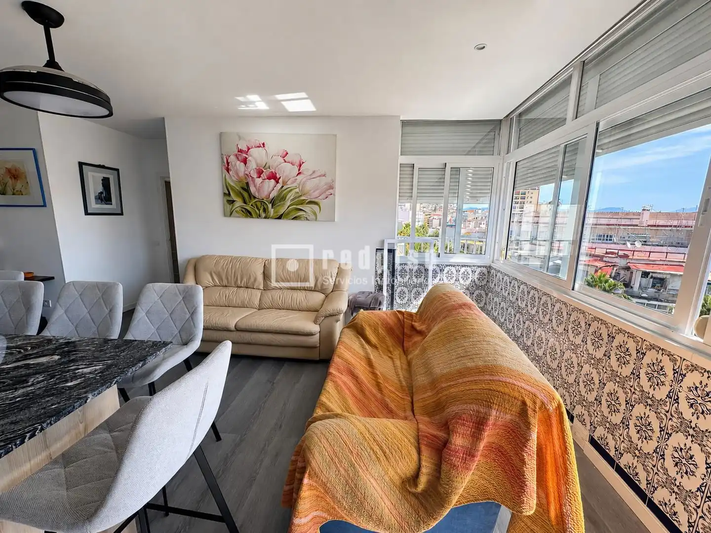 Sala d'estar de Pis de lloguer en Torremolinos amb Aire condicionat i Moblat