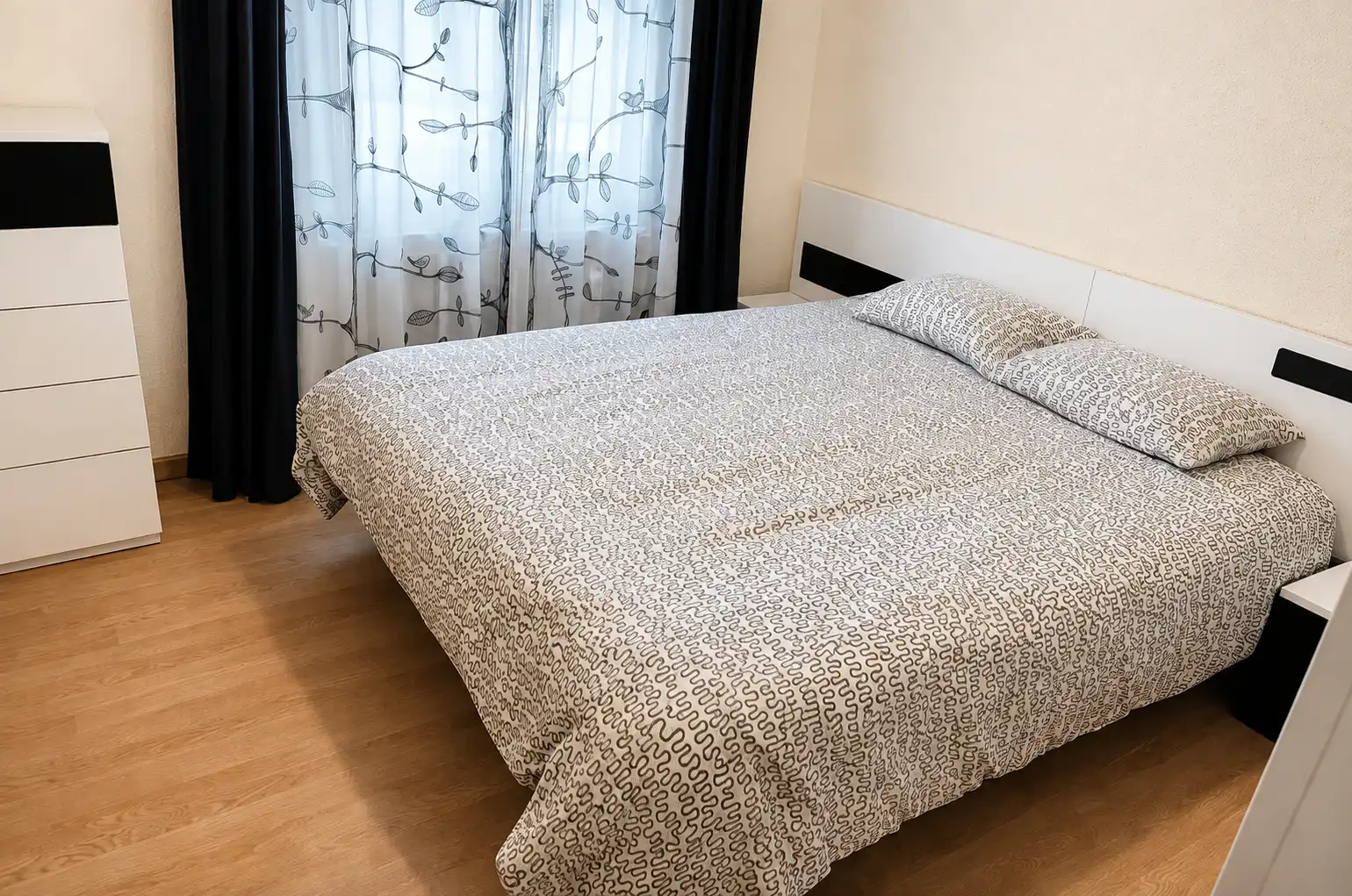 Schlafzimmer von Wohnung zur Miete in Torrelavega  mit Heizung, Möbliert und Ofen