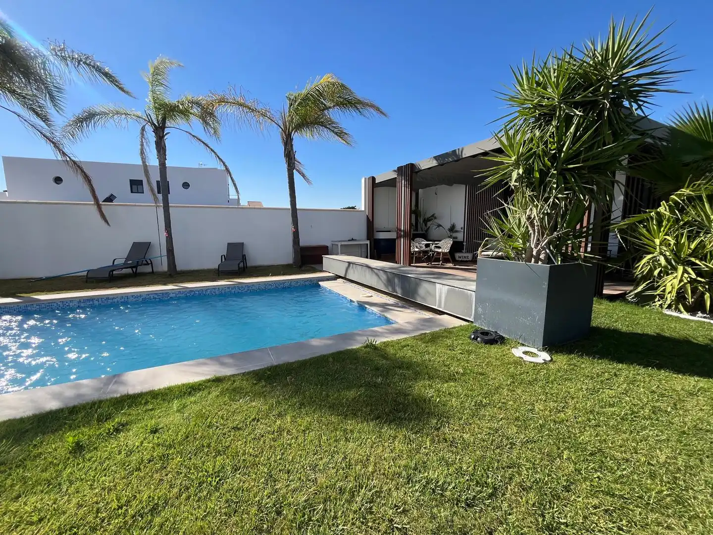 Swimming pool of Houses for sale in Palomares del Río  with Air Conditioner, Private garden and Swimming Pool