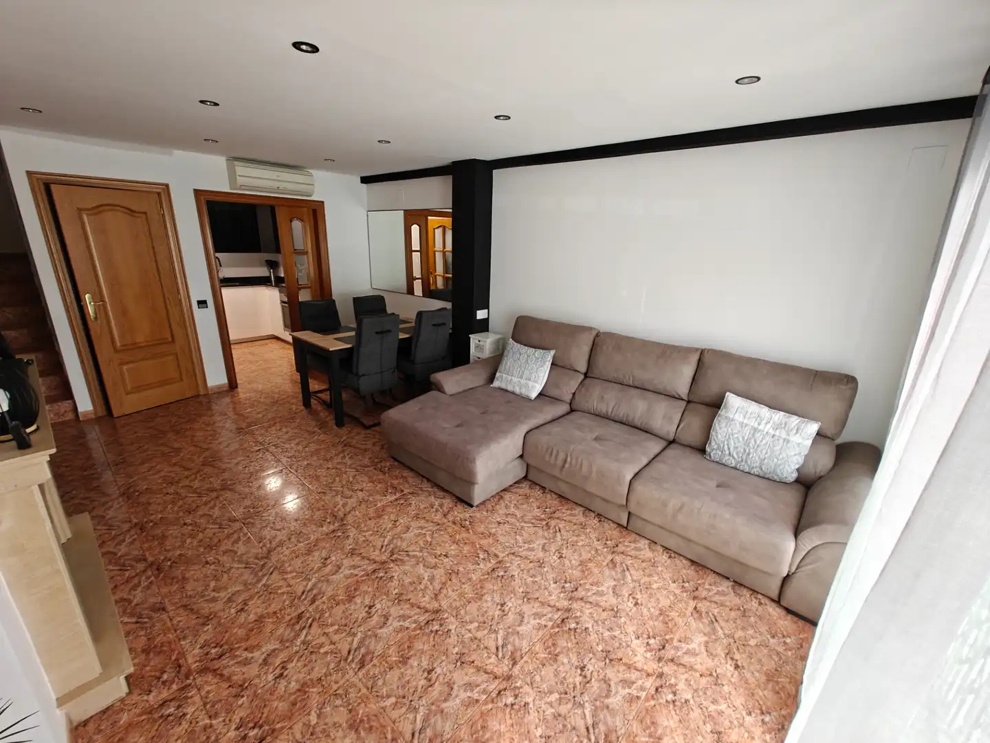 Sala de estar de Casa adosada en venta en Premià de Mar con Aire acondicionado, Calefacción y Piscina comunitaria