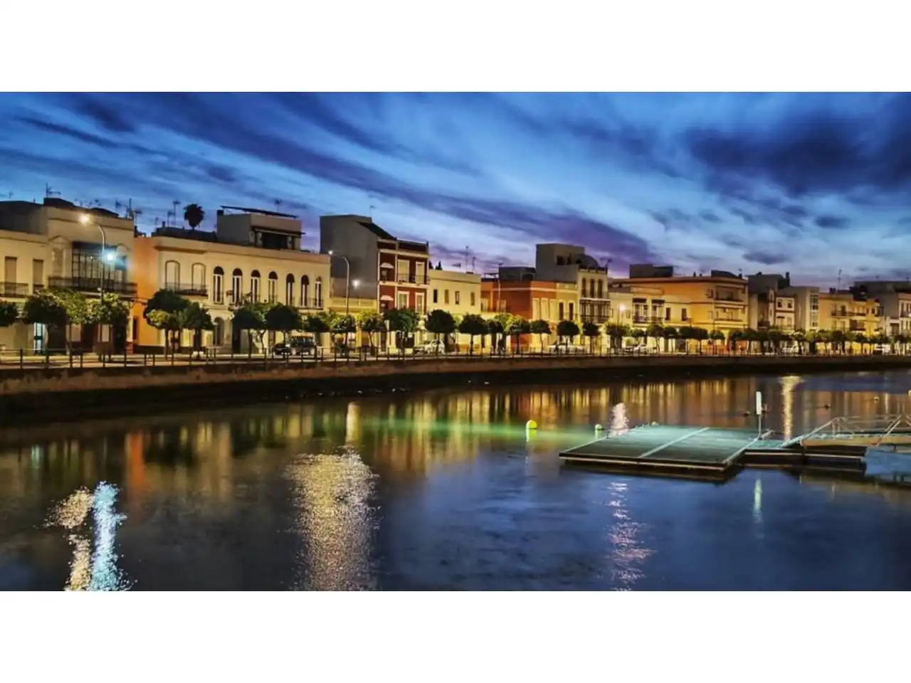 Vista exterior de Casa adosada en venda en Ayamonte amb Aire condicionat, Terrassa i Moblat