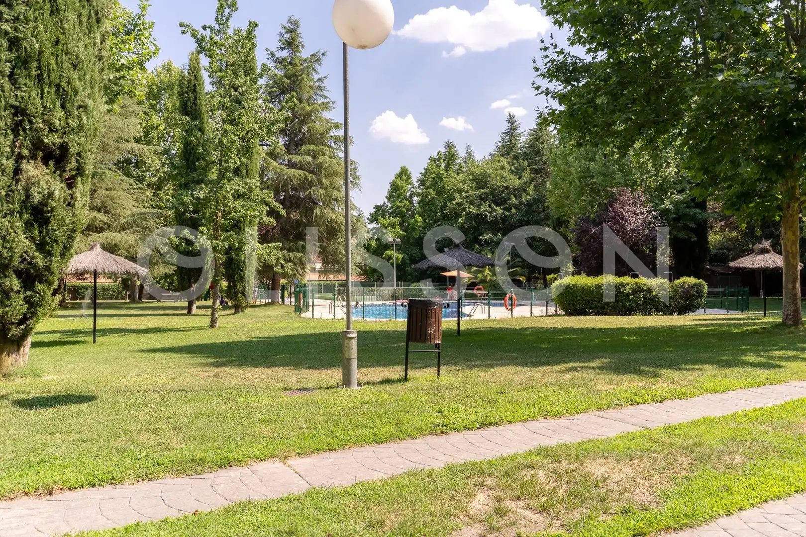 Piscina de Dúplex en venta en La Moraleja con Aire acondicionado, Calefacción y Jardín privado