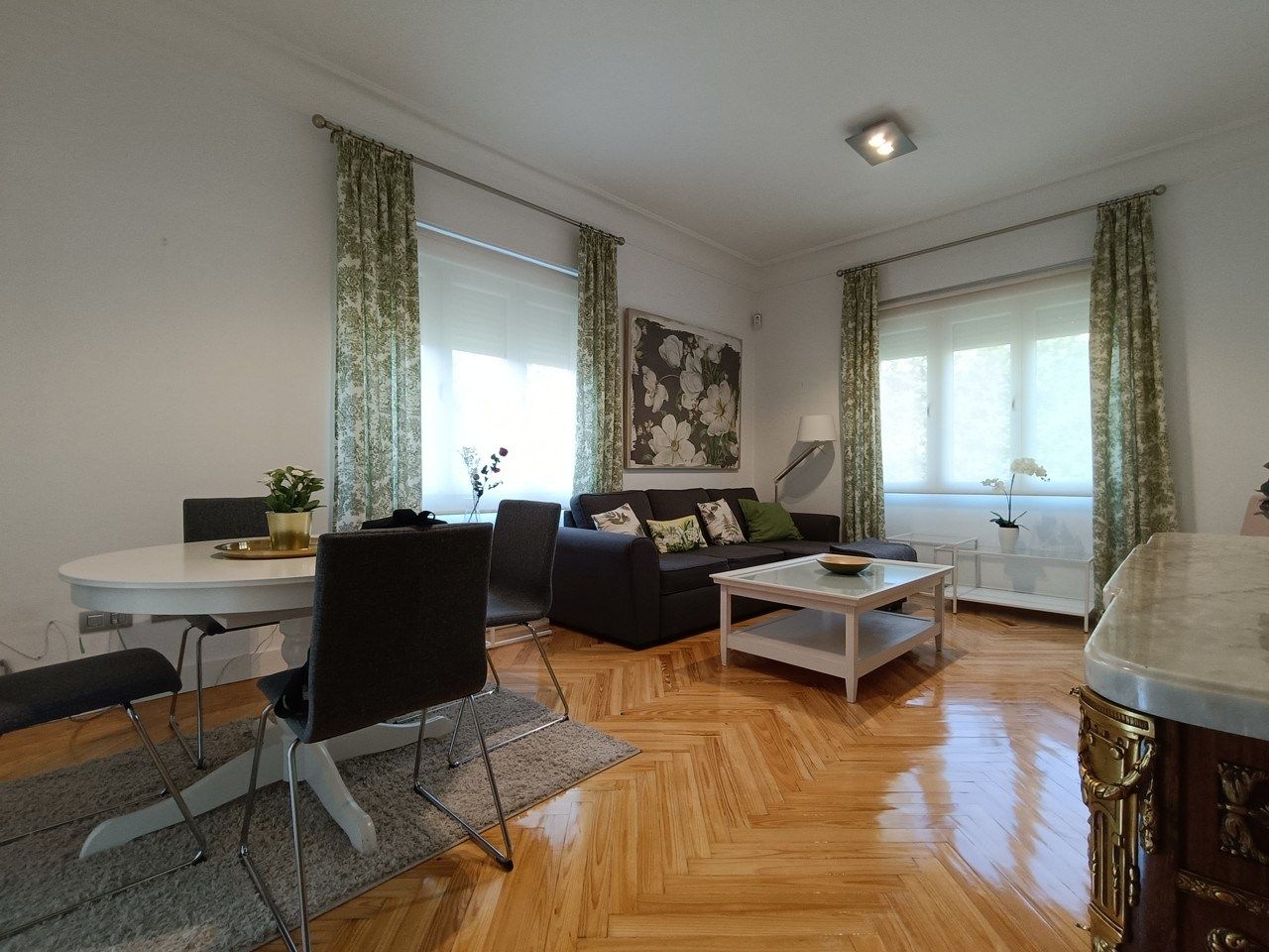 Living room of Flat to rent in  Madrid Capital  with Air Conditioner, Heating and Parquet flooring