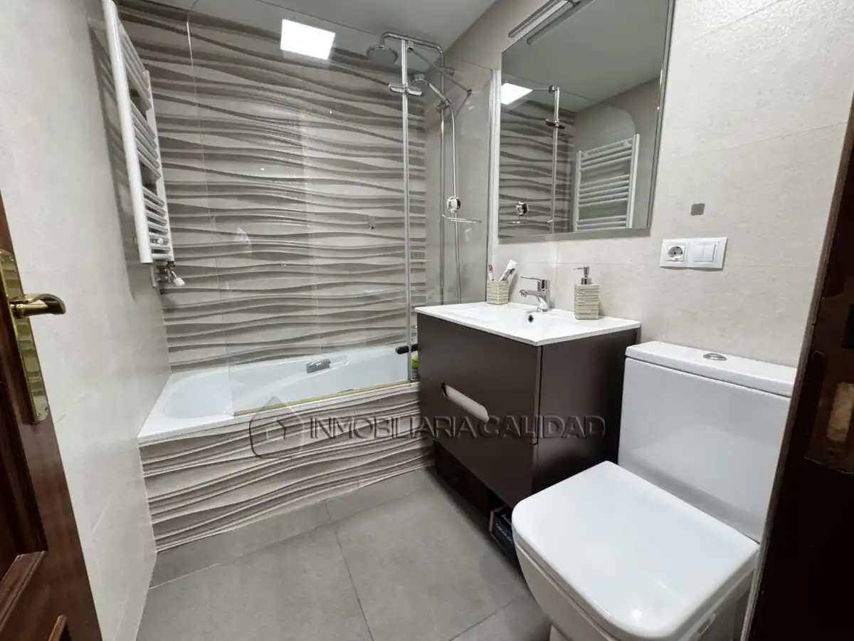 Baño de Piso en venta en Burgos con Calefacción, Terraza y Trastero