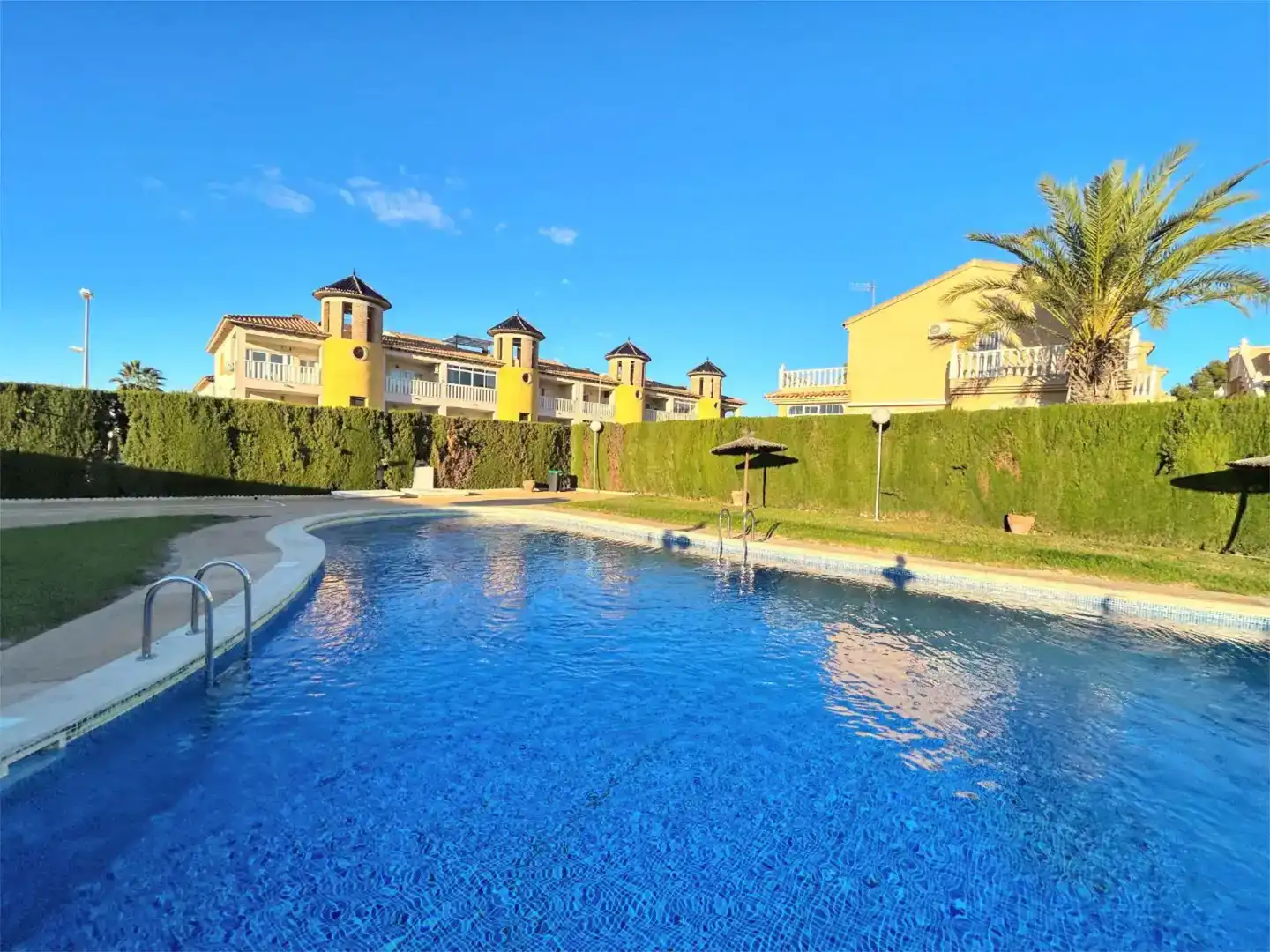 Piscina de Casa adosada en venda en Orihuela amb Aire condicionat, Jardí privat i Piscina