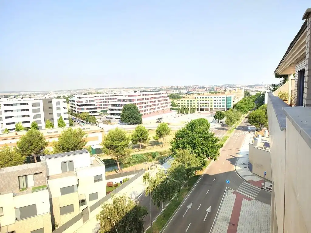Vista exterior de Àtic en venda en Valladolid amb Calefacció, Terrassa i Piscina comunitària