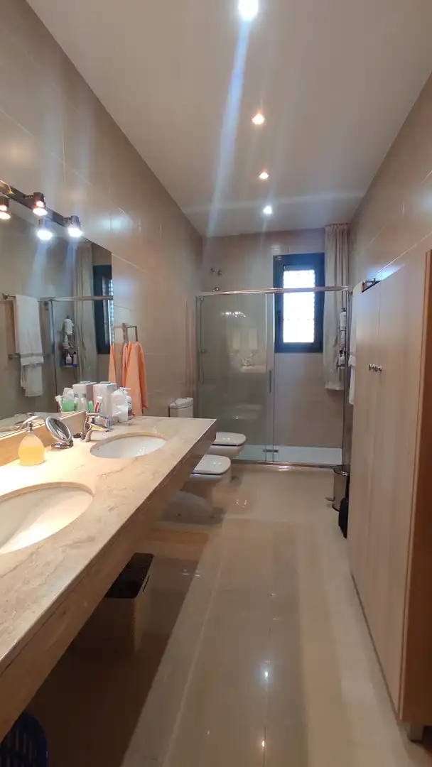 Badezimmer von Country house zum Verkauf in Roda de Berà mit Klimaanlage, Heizung und Privatgarten