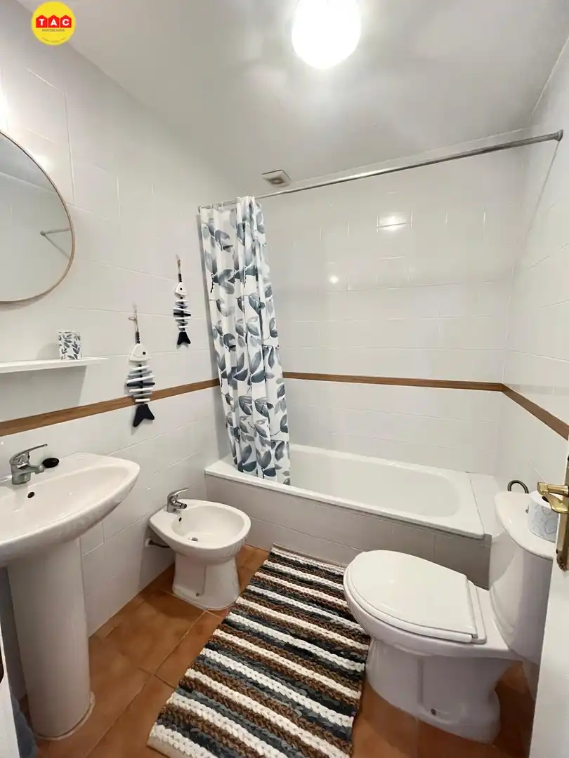 Badezimmer von Einfamilien-Reihenhaus zum Verkauf in Islantilla mit Klimaanlage, Heizung und Terrasse