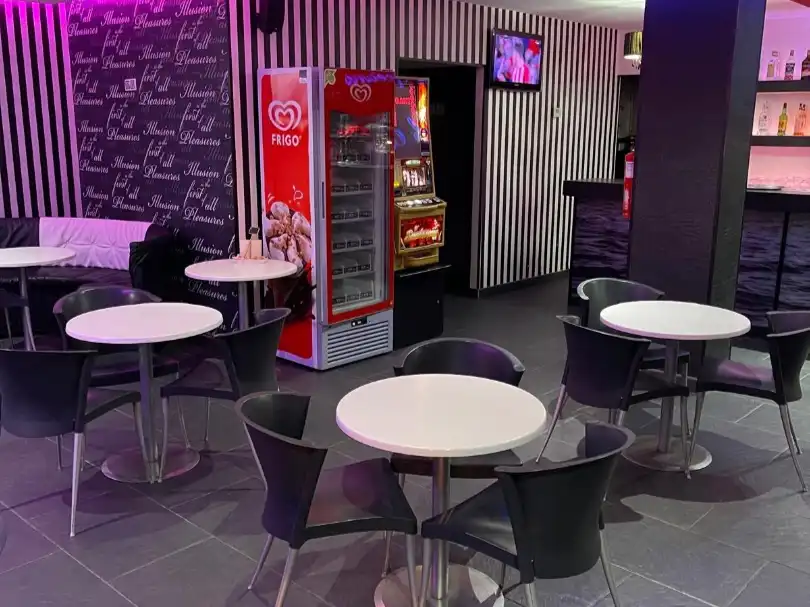 Local comercial en traspaso en Av Ronda 38, imagen 2