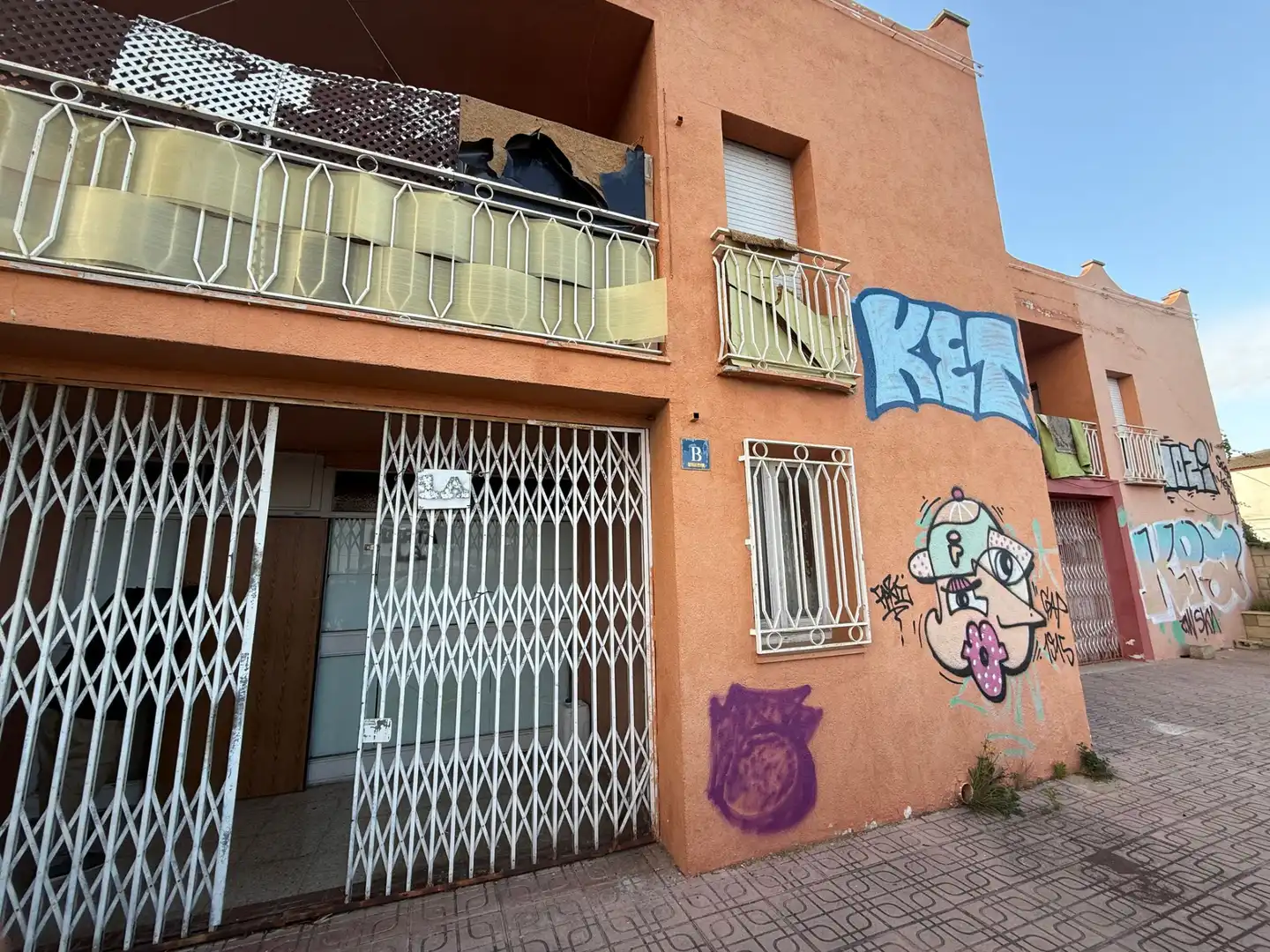 Außenansicht von Gebäude zum Verkauf in Torredembarra mit Alarm