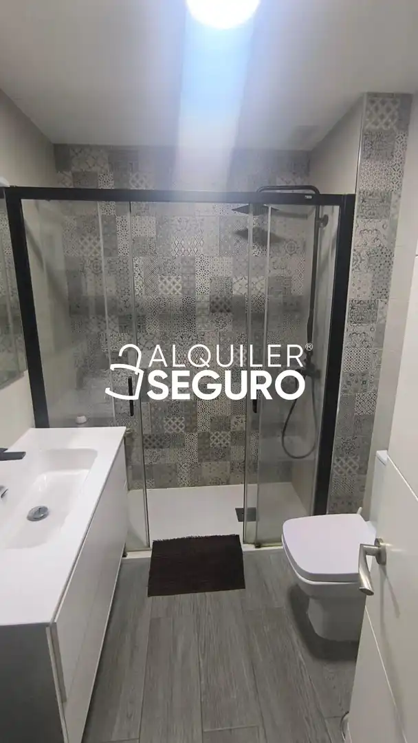 Bathroom of Flat for rent in Sevilla  with Air Conditioner and Furnished