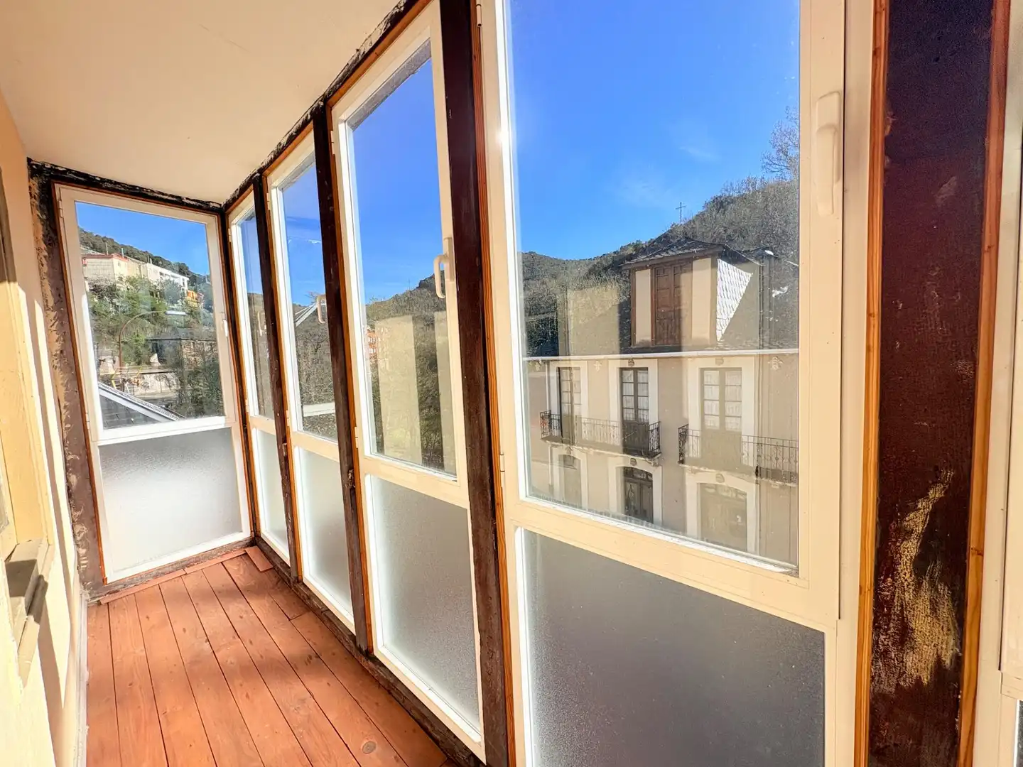 Vista exterior de Edificio en venta en Torre del Bierzo