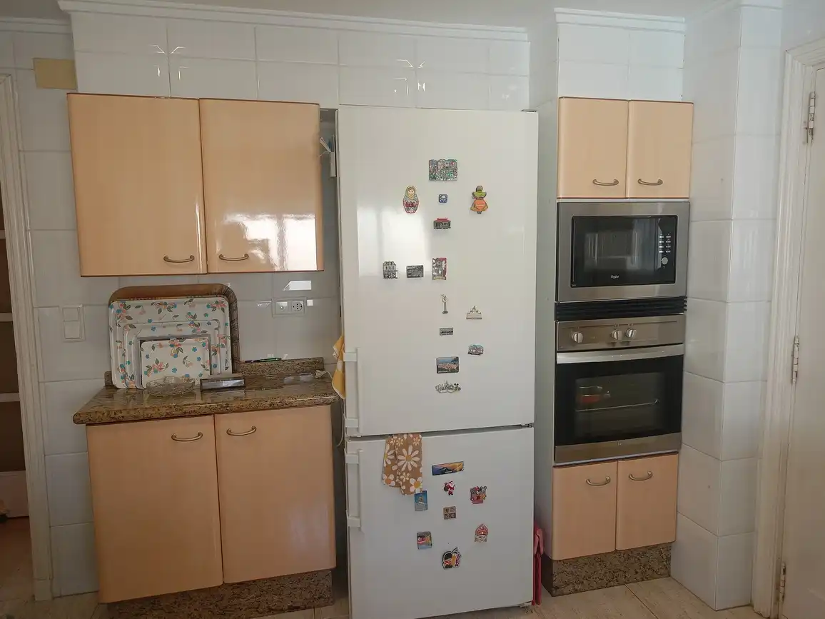 Cuina de Apartament de lloguer en Gandia amb Aire condicionat, Terrassa i Moblat