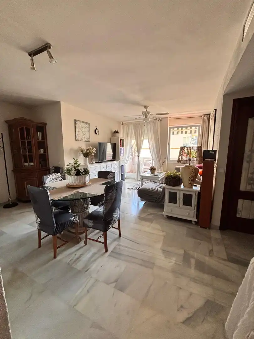Sala d'estar de Apartament en venda en Marbella amb Aire condicionat, Terrassa i Moblat